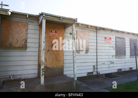 Edificio abbandonato con imbarcati finestre e pareti scrostate Foto Stock