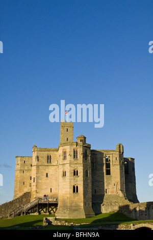 Il castello di Warkworth in Northumberland. Sede della famiglia Percy Foto Stock