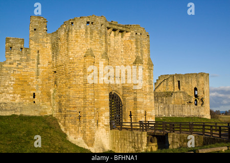 Il castello di Warkworth in Northumberland. Sede della famiglia Percy Foto Stock