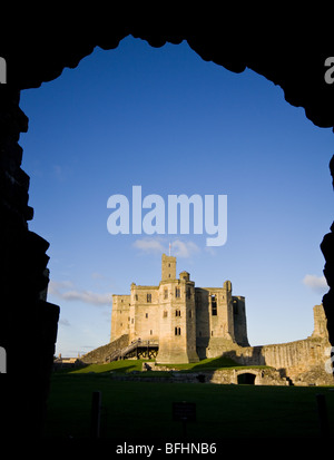 Il castello di Warkworth in Northumberland. Sede della famiglia Percy Foto Stock