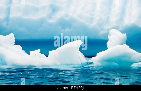 I resti di un iceberg di fusione in Antartide che indica l'impatto dei cambiamenti climatici e al riscaldamento globale Foto Stock