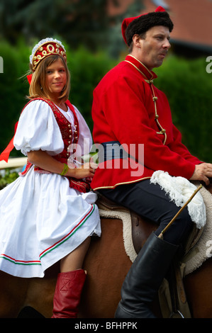 Gli ungheresi in abito folk a un vino harvest festival Foto Stock