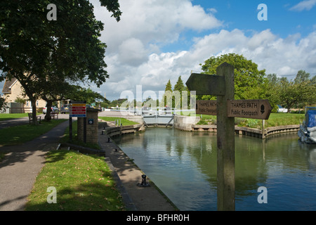 Thames Path National Trail signpost presso il St John's Lock sul Fiume Tamigi a Lechlade, Gloucestershire, Regno Unito Foto Stock