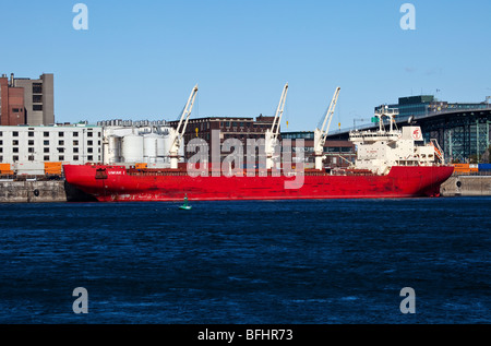 Nave cargo carico di merci a Montreal, Canada Foto Stock