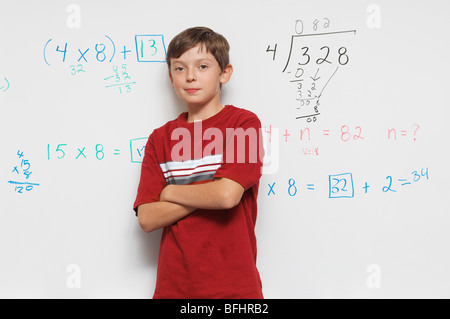 Scolaro in piedi contro la whiteboard Foto Stock