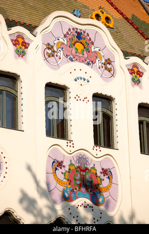 Il 1902 Art Nouveau (Sezesszion) Cifra Palota (Cifra Palace) con piastrelle Zolnay, Ungheria Kecskemet Foto Stock