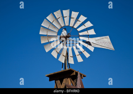 Un mulino a vento vintage vicino Fredericksburg Texas USA Foto Stock