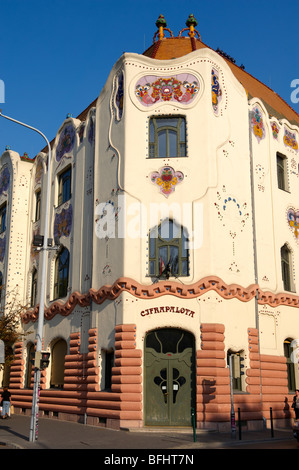 Il 1902 Art Nouveau (Sezesszion) Cifra Palota (Cifra Palace) con piastrelle Zolnay, Ungheria Kecskemet Foto Stock