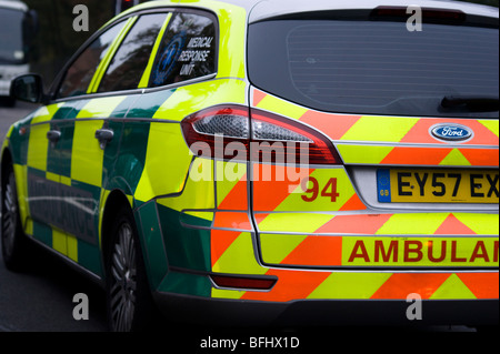 Vista posteriore di un paramedico ambulanza . Visto qui in attesa al semaforo in Archway Rd Highgate nel nord di Londra Inghilterra REGNO UNITO Foto Stock