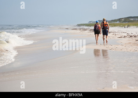 Port St. Joe, FL - Maggio 2008 - Coppia giovane a piedi con zaini lungo la spiaggia di San Giuseppe penisola parco dello stato Foto Stock