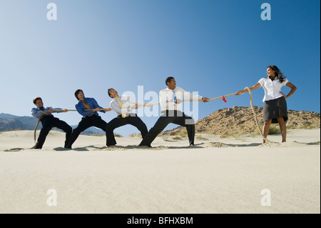 La gente di affari giocando rimorchiatore di guerra nel Deserto Foto Stock