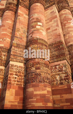 Architettura dettagli al Qutab Minar complesso, New Delhi, India. Foto Stock