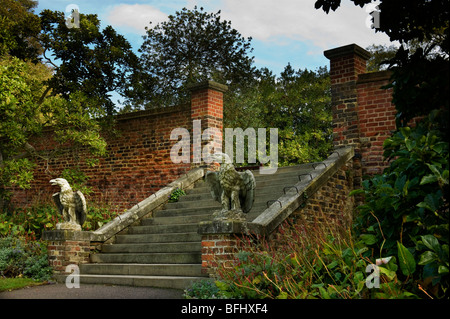 Gargoyle di pietra visto in Waterlow Park North London Foto Stock
