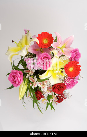 Close-up di un bel bouquet con diversi tipi di fiori Foto Stock