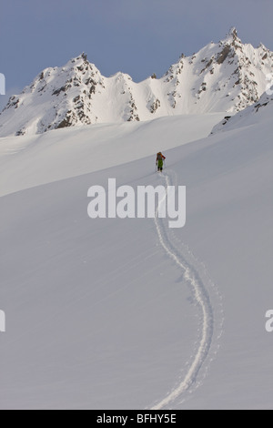 Uno sciatore uptracking per arrivare a Thompson Pass, Valdez, Alaska, STATI UNITI D'AMERICA Foto Stock