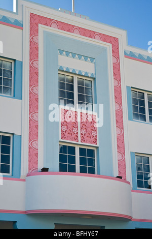 Design su edificio commerciale nel quartiere Art Deco di South Beach, Miami, Florida, U.S.A. Foto Stock