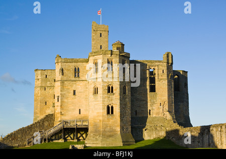 Il castello di Warkworth in Northumberland. Sede della famiglia Percy Foto Stock