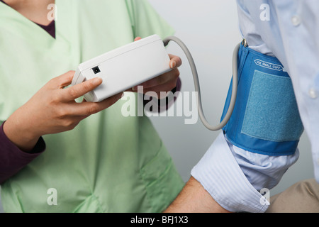 Il controllo medico dei pazienti la pressione sanguigna,close-up Foto Stock