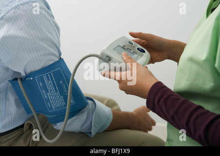 Il controllo medico dei pazienti la pressione sanguigna,close-up Foto Stock