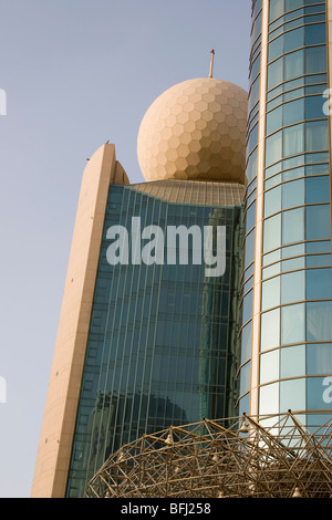 Dubai, UAE, dettagli architettonici dell'Etisalat Communications edificio in Deira. Foto Stock