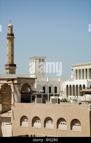 I UAE Dubai, Vecchio windtowers e minareto della Grande Moschea nel Bur Dubai Foto Stock