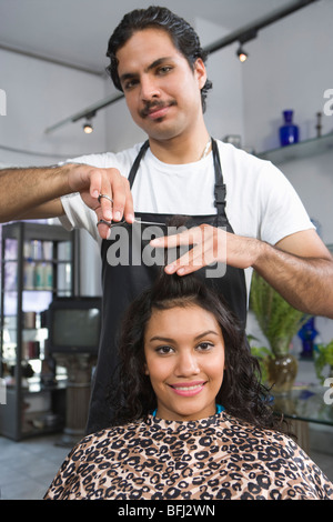 Ritratto di barbiere giovane di taglio di capelli da donna Foto Stock