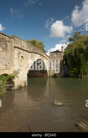 Ha'penny Bridge sul fiume Tamigi in Lechlade, Gloucestershire, Regno Unito Foto Stock