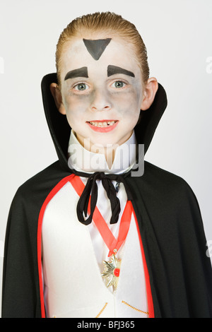 Ritratto di ragazzo (7-9) indossando il costume di Dracula per Halloween Foto Stock