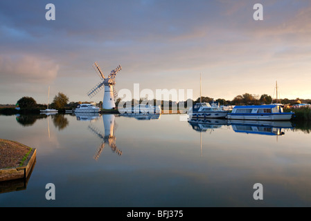 Il tranquillo paesaggio di drenaggio Thurne Mulino a Alba riflettendo nel fiume Thurne su il Parco Nazionale Broads del Norfolk, Regno Unito Foto Stock