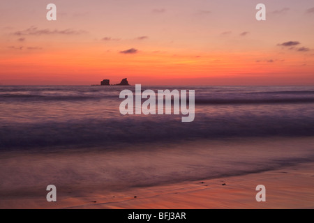 Il sole tramonta sull'Oceano Pacifico lungo la costa dell'Ecuador centrale. Foto Stock