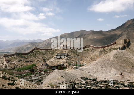 Vista di pelkor contese monastero dal gyantse dzong Foto Stock