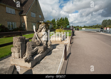 Padre Tamigi presso il St John's bloccare sul Tamigi in Lechlade, Gloucestershire, Regno Unito Foto Stock