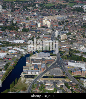 La nuova Barbara Hepworth Gallery, Riverside sviluppi e la città dietro, Wakefield, West Yorkshire, nell'Inghilterra del Nord Foto Stock