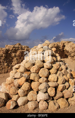 Israele, regione di Sharon, Ballista sfere presso la fortezza dei Crociati Arsur in Apollonia Parco Nazionale Foto Stock