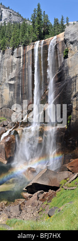 Primaverile cade nella Yosemite Valley raffigurato in agosto con un fallbow o sunbow alla base delle cascate Foto Stock