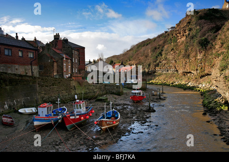 Paesaggio villaggio Staithes North Yorkshire Moors contea costiera England Regno Unito Foto Stock