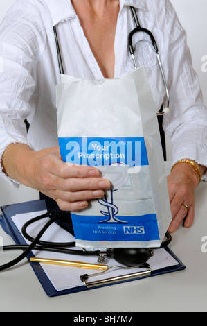 NHS prescription sacchetto di carta contenente i farmaci prescritti Foto Stock