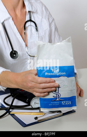 NHS prescription sacchetto di carta contenente i farmaci prescritti Foto Stock