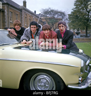 L'OMS - gruppo rock britannico al quartier generale di Duke of York, Chelsea, il 12 novembre 1966, con la Volvo car di Roger Daltrey. Foto: Tony Gale Foto Stock