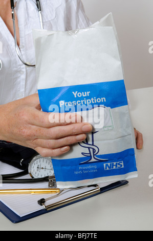 NHS prescription sacchetto di carta contenente i farmaci prescritti Foto Stock