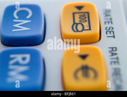 Close up di pulsanti su una calcolatrice in plastica. Foto Stock