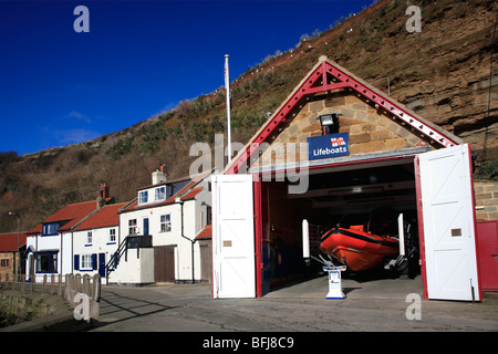 Paesaggio villaggio Staithes North Yorkshire Moors contea costiera England Regno Unito Foto Stock