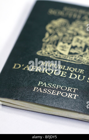 Passaporto sud-africano. Messa a fuoco in primo piano. Foto Stock