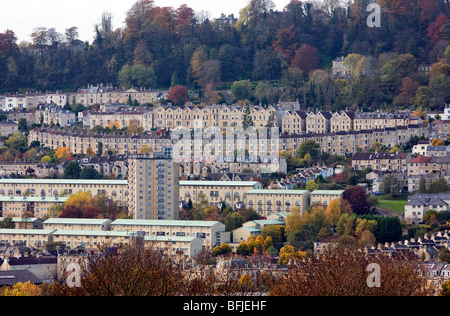 Vista della parte posteriore del Royal Crescent da una lontana collina intorno a Bath Foto Stock