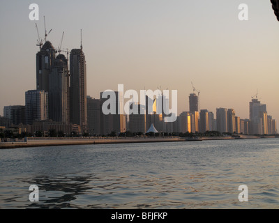Luce della Sera e moderni edifici alti sul lungomare Corniche, Abu Dhabi, Emirati arabi uniti Foto Stock