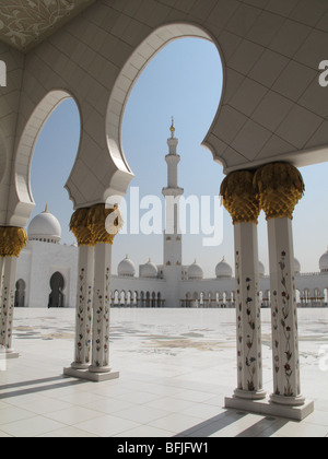 Minarett, colonne e la passerella archi presso Sheikh Zayed Bin Sultan Al Nahyan, la Moschea di Abu Dhabi Foto Stock