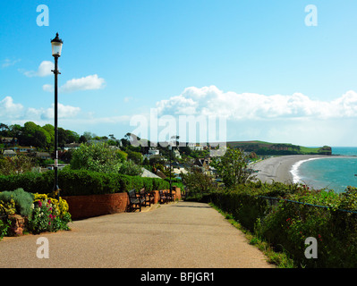 Elevata vista estiva di Budleigh Salterton coast a piedi guardando ad est sulla spiaggia Foto Stock