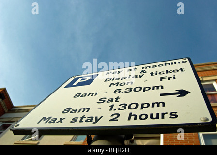 A pagamento e parcheggio display segno indicante le restrizioni per il parcheggio di barnes high street, Barnes, a sud-ovest di Londra - Inghilterra Foto Stock