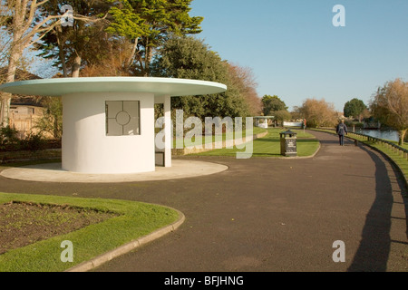 Una vista del parco Mewsbrook in Littlehampton a fianco del lago in barca. Foto Stock