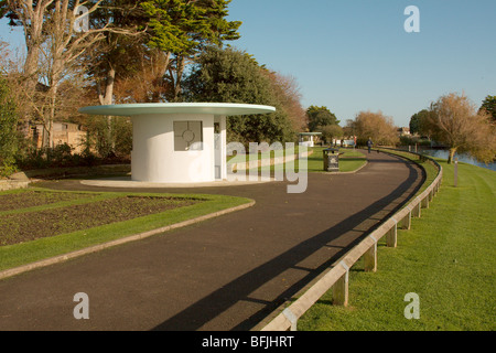 Una vista del parco Mewsbrook in Littlehampton a fianco del lago in barca. Foto Stock